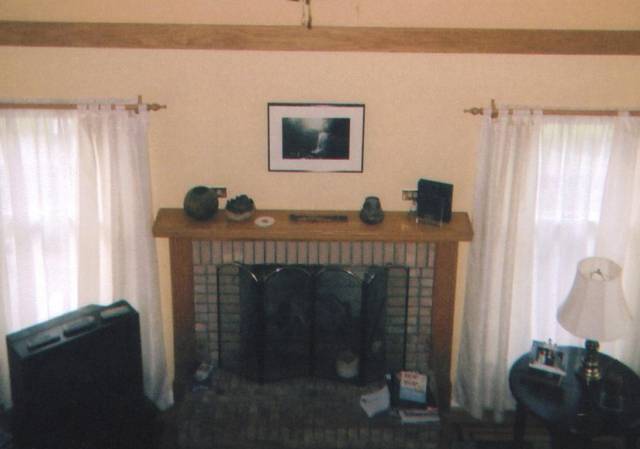 03e_UpstairsDownToLivingRoom.jpg